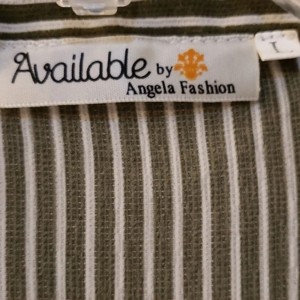 AVAILABLE by Angela Fashion Cold Shoulder Lrg EUC - Picture 8 of 10